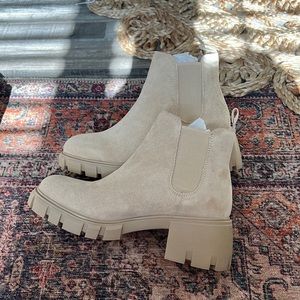 Brand New Steve Madden Sand Suede Howler Chelsea Boots